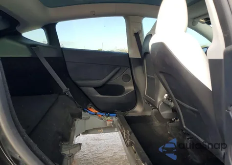 2024 Tesla Model Y z USA, uszkodzony, nr VIN 7SAYGDEF0RF020074